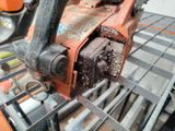 a chainsaw that is sitting on top of a table