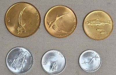 Quatre types de pièces différents sont disposés sur une table