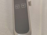 une horloge fixée à un chargeur posé sur une table
