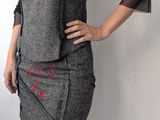 une femme qui pose pour une photo dans une robe