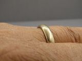 gros plan de la main d'une personne portant une bague