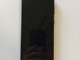 une personne en train de prendre une photo d'un téléphone portable cassé