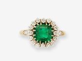 une bague à grappes d'émeraudes et de diamants