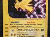 La carte Pokémon comporte l'image d'un personnage Pokémon jaune et noir.
