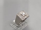 gros plan d'une bague en diamant sur une surface claire