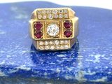 une image représentant une bague en or sertie de diamants et de rubis