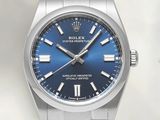 un gros plan d'une montre à cadran bleu montée sur un bracelet