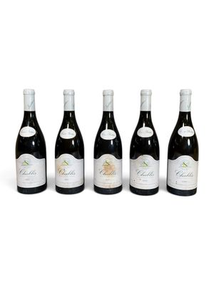 six bouteilles de vin sont alignées sur une surface blanche