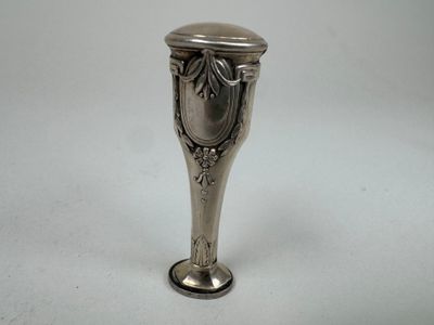 Sceau à cacheter probablement en argent repoussé à décor de … - Photo 1