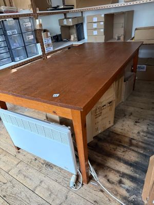 3 tables en bois dont 2 à 1 tiroirs - Photo 1