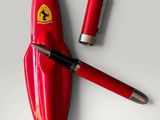 Stylo et briquet Ferrari rouges sur fond blanc - Kosten Stock - Fotor - Fotor - Fotor - Fotor - Fotor