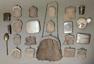 beaucoup de sacs à main accrochés au mur