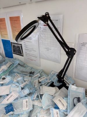 un bureau avec une lampe et tout un tas de matériel médical