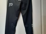 les jambes d'un pantalon noir et blanc accroché à une porte
