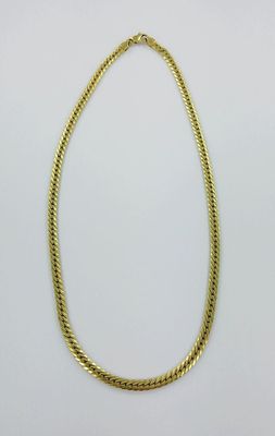 un collier en or avec une chaîne sur fond blanc