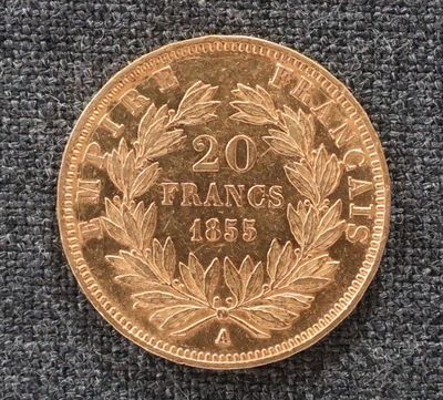 un gros plan d'une pièce de monnaie ornée d'une couronne