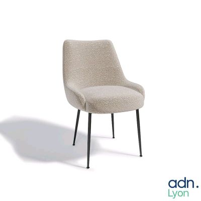 La chaise est en laine et possède une structure en métal noir.
