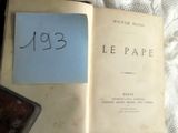 un livre sur lequel est posé un morceau de papier