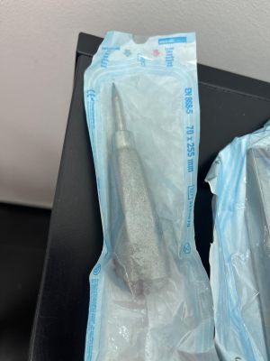 deux sacs de nourriture posés sur une table