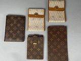 quatre portefeuilles Louis Vuitton et un porte-cartes