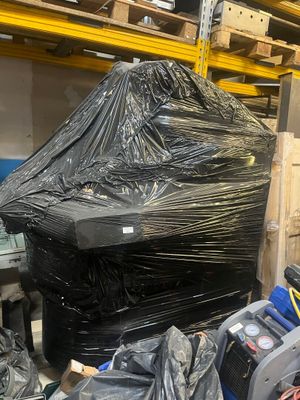 un tas d'ordures dans un entrepôt où se trouvent de nombreux objets