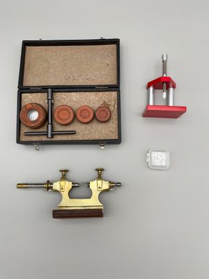 une image représentant une boîte à outils posée sur une table