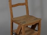 une petite chaise en bois avec une échelle au dos