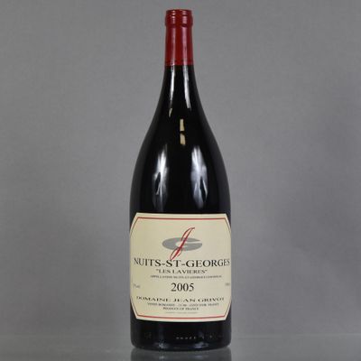 une bouteille de vin posée sur une table