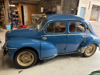 une voiture bleue garée dans un garage
