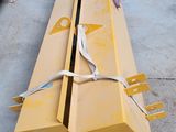 deux morceaux de bois posés par terre