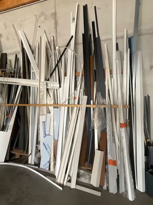 Il y a de nombreux types de métaux et de bois différents dans ce garage