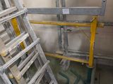 plusieurs échelles empilées dans une pièce