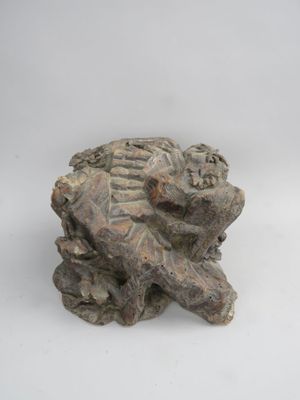 un gros plan sur une figurine représentant une tortue posée sur une surface blanche