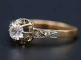 Gros plan sur une bague en or ornée d'un diamant