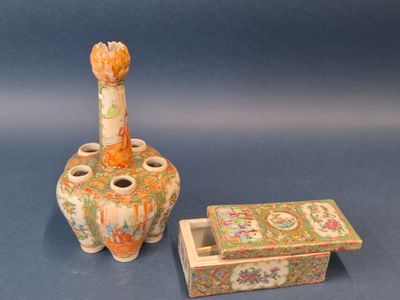 deux vases et une boîte posés sur une table