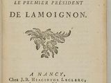un vieux livre dont la couverture est ornée d'une image en noir et blanc représentant un oiseau