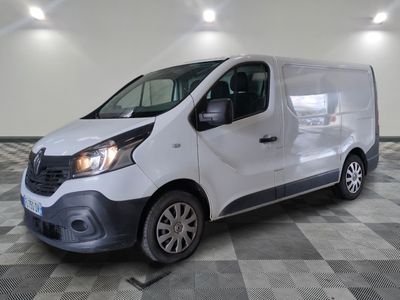 la camionnette blanche est garée sur un sol carrelé en damier