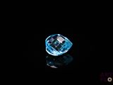 gros plan d'un diamant bleu sur une surface noire