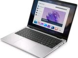 un ordinateur portable ouvert sur une surface blanche