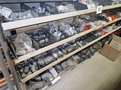 de nombreux types d'outils différents sur les rayons du magasin
