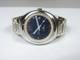 une montre en argent avec un cadran bleu