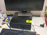 un ordinateur de bureau posé sur une table avec un clavier et une souris