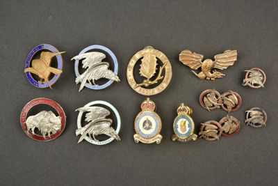 Plusieurs types de badges sont disposés sur une table
