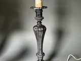 une bougie posée sur une table