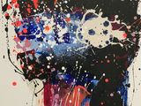 peinture abstraite représentant une femme avec des éclaboussures de peinture rouge, blanche et bleue sur le visage