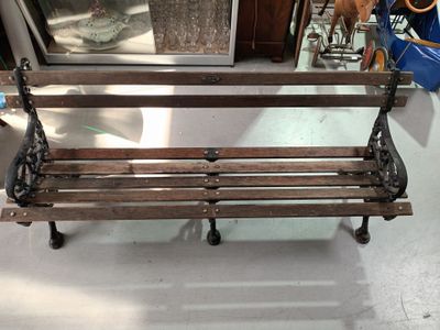 un banc en bois posé à même le sol