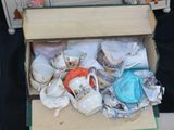 une boîte remplie de tasses à thé et de soucoupes sur une table