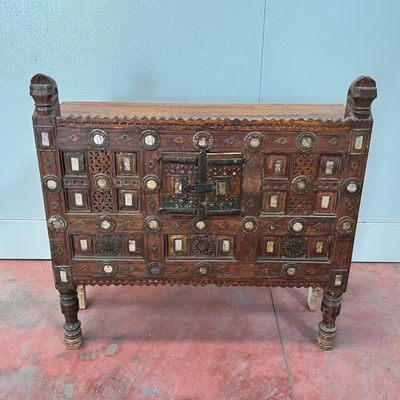 une vieille commode en bois comportant de nombreux tiroirs
