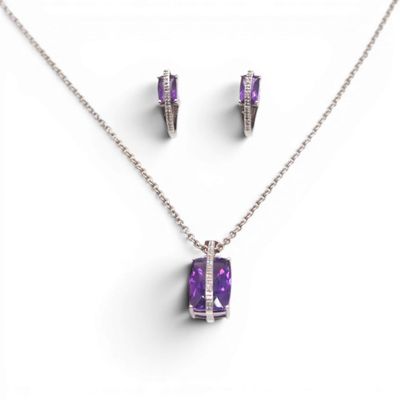 un ensemble composé d'un collier et de boucles d'oreilles ornés de pierres violettes sur fond blanc