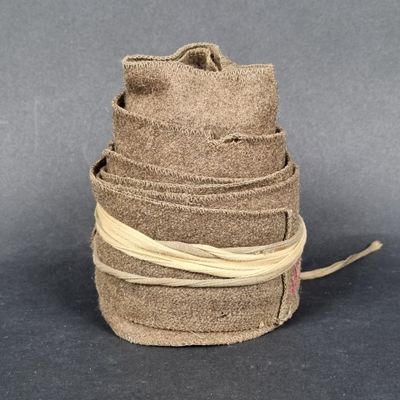 un petit sac entouré d'une corde